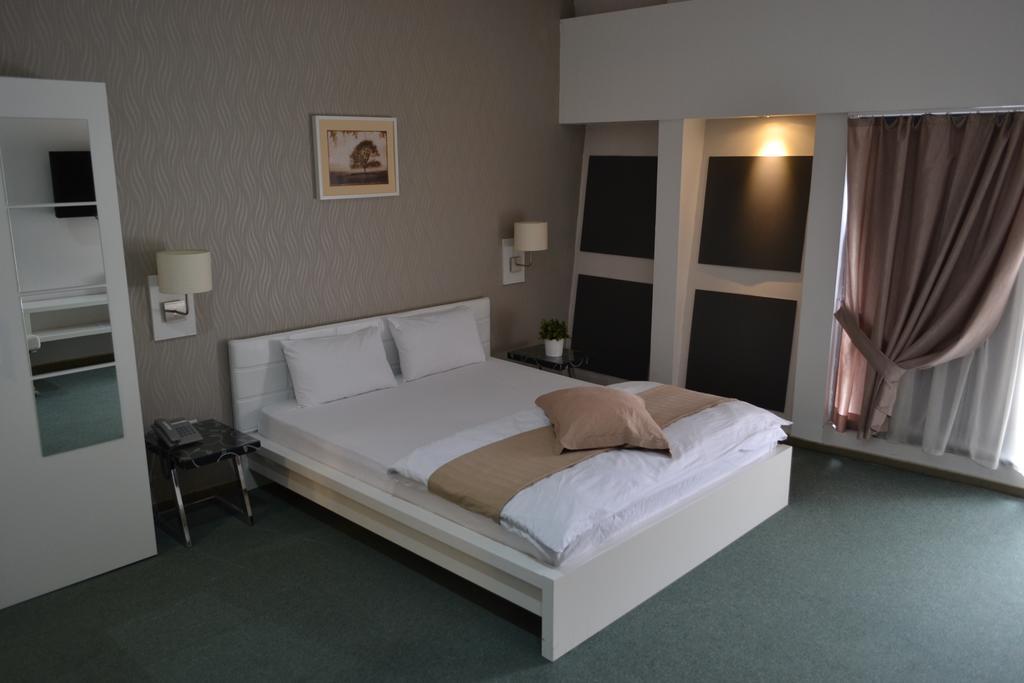 Guesthouse City Central International Скопие Екстериор снимка